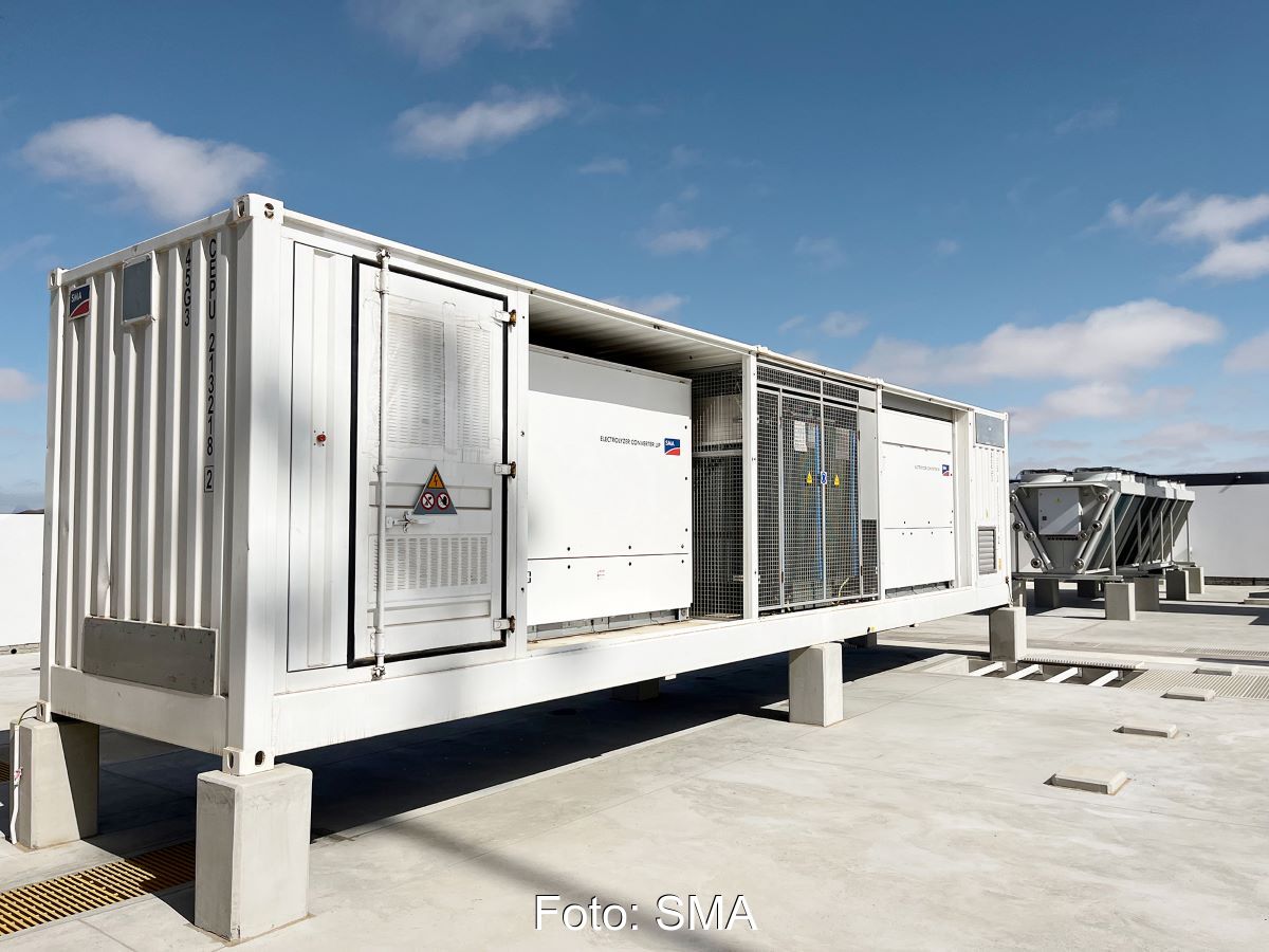 Ein Container mit Wechselrichtern von SMA.
