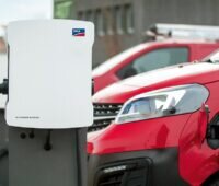 Zu sehen ist der SMA EV Charger Business, eine Ladelösung für Fuhrparks und Flotten von E-Autos mit Photovoltaik.