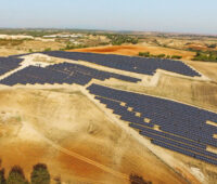 Photovoltaikanlage in trockener Hügellandschaft