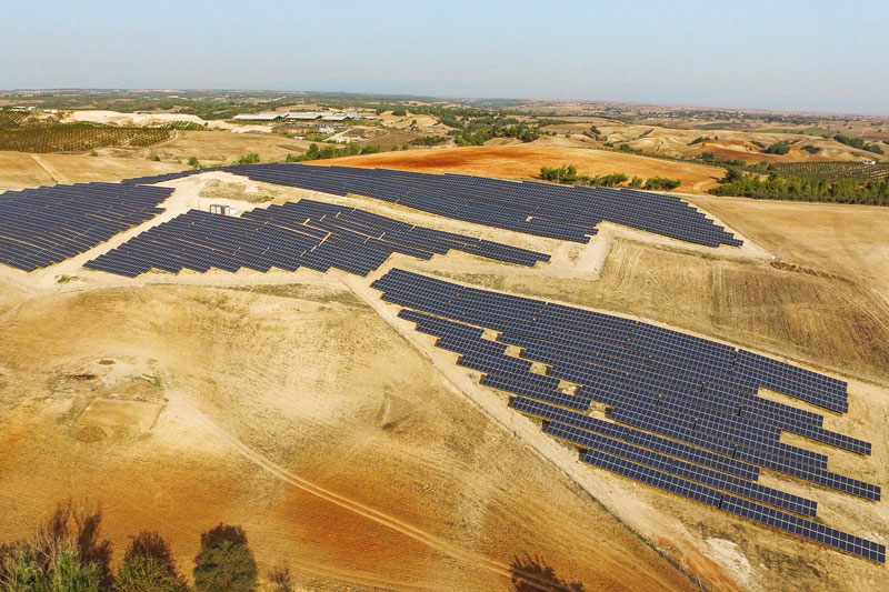 Photovoltaikanlage in trockener Hügellandschaft