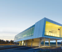 Zu sehen ist das Gebäude der SMA Solar Academy in Niestetal bei Kassel.