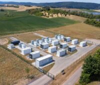 Batteriespeicherpark am Rande einer Freiflächen-Solaranlage.
