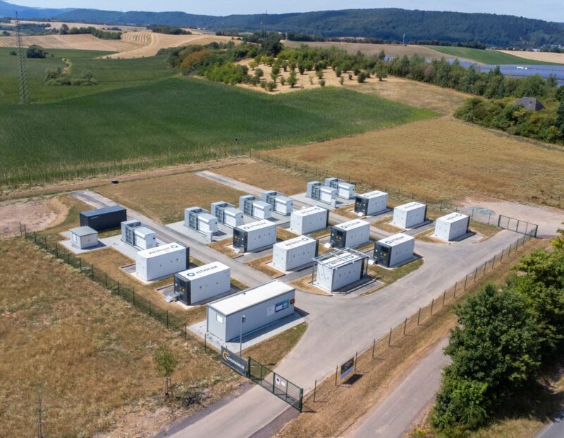 Batteriespeicherpark am Rande einer Freiflächen-Solaranlage.