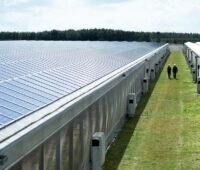 Ein Solarkraftwerk in Frankreich, SMA hat im ersten Halbjahr 2025 trotz guter Geschäfte mit Photovoltaik-Großanlagen einen Verlust gemacht.