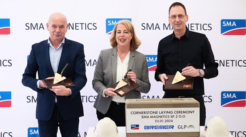 Im Bild SMA-Mitarbeiter:innen bei der Grundsteinlegung des neuen Gebäudes von SMA Magnetics.