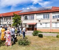 Im Bild das Dach mit der Solaranlage, das die Photovoltaik-Notstromversorgung für das Krankenhaus in der ukrainischen Stadt Brovary trägt.
