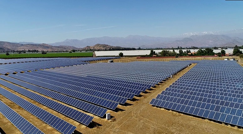 Zu sehen ist das Solarkraftwerk Ovejeria, das wie das Photovoltaik-Kraftwerk Diego de Almagro Sur mit einer Systemlösung von SMA ausgestattet ist.