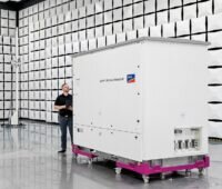 Der Zentralwechselrichter Sunny Central Storage UP in einer Testkammer, er hat ein Zertifikat für netzbildende Batterie-Wechselrichter erhalten.