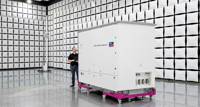 Der Zentralwechselrichter Sunny Central Storage UP in einer Testkammer, er hat ein Zertifikat für netzbildende Batterie-Wechselrichter erhalten.