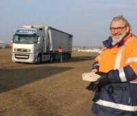 SMP-Montage-CEO Michael-Manfred Fischer auf der Solarbaustelle Weesow