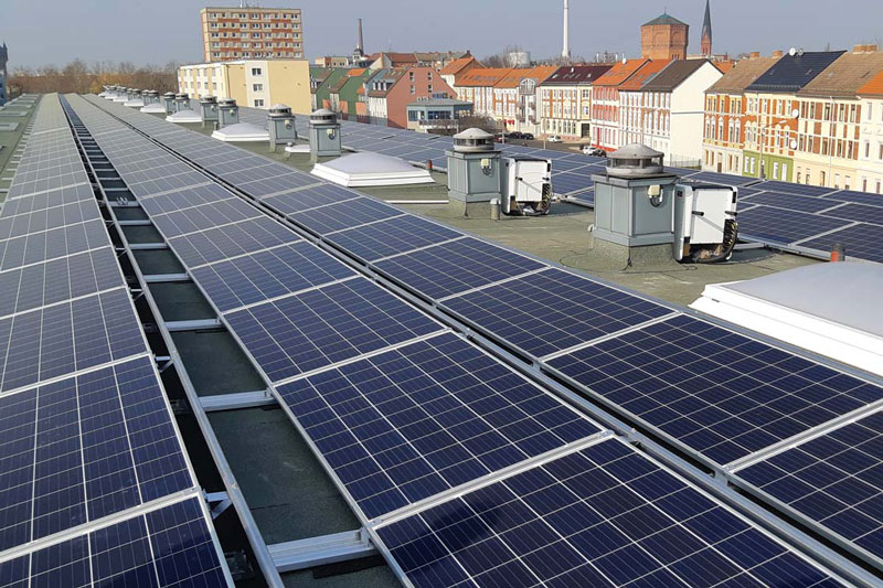 Mieterstrom-PV-Anlage auf dem Flachdach eines Mehrfamilienhauses