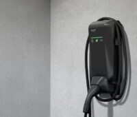 Die Wallbox Solarwatt Charger Max ist für das bidirektionale Laden von E-Autos vorbereitet.