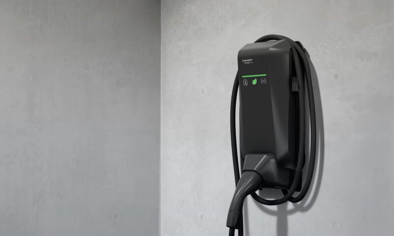 Die Wallbox Solarwatt Charger Max ist für das bidirektionale Laden von E-Autos vorbereitet.