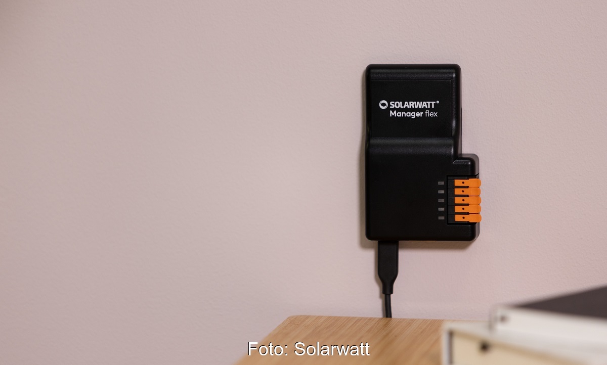 Im Bild der Energiemanager von Solarwatt an der Wand, er erfüllt die Anforderungen des Solar-Spitzen-Gesetzes.