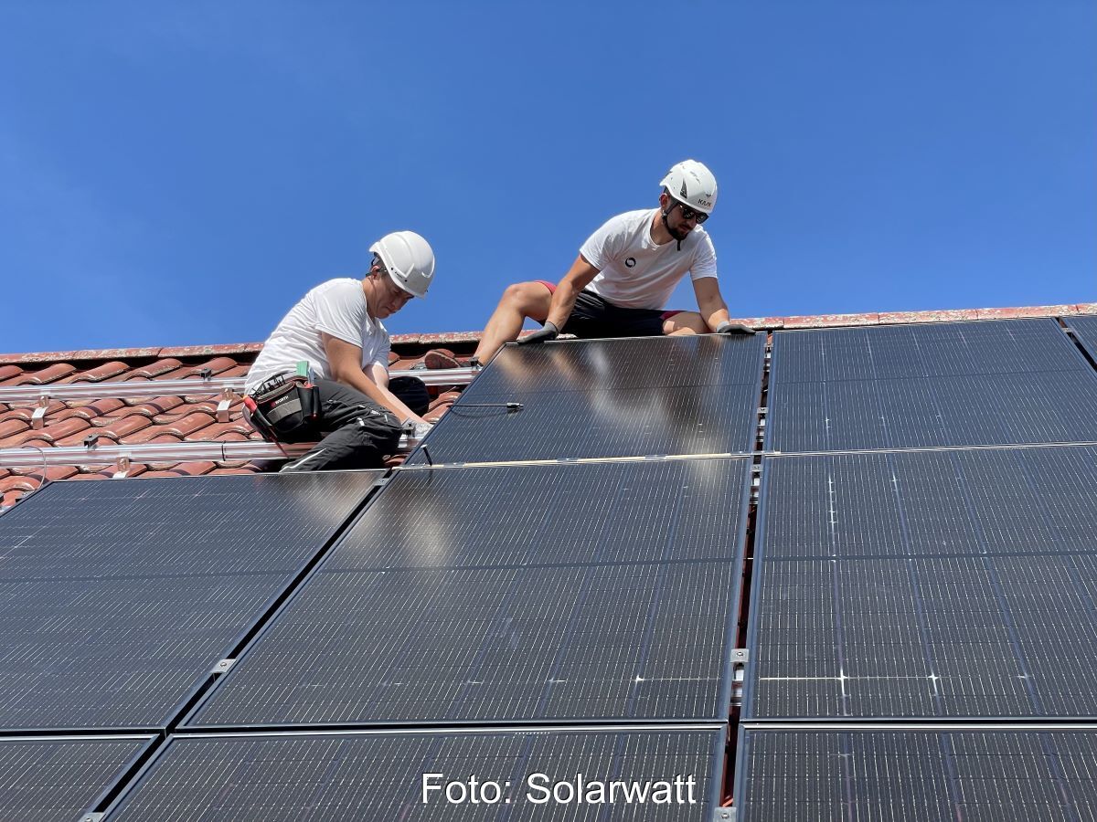 Zwei Monteure von PV-Modulen auf einem Einfamilien-Schrägdach.