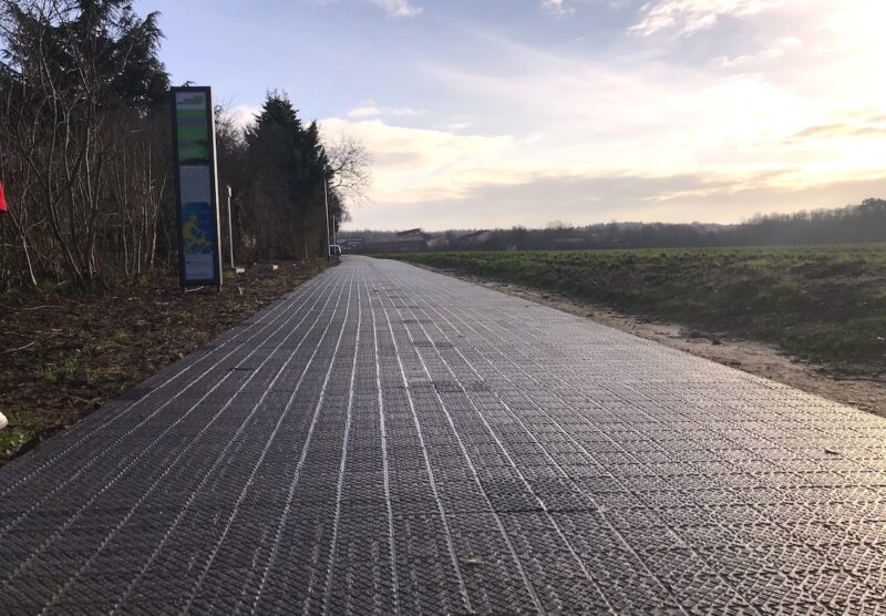 Zu sehen ist eine Smart Solar Street in Form eines Radweges in Erftstadt.