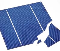 Im Bild eine zerbrochene Solarzelle, das Forschungsprojekt ReGCell ist auf der Woche der Umwelt zu sehen.