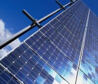 Solarmodule vor blauem Himmel