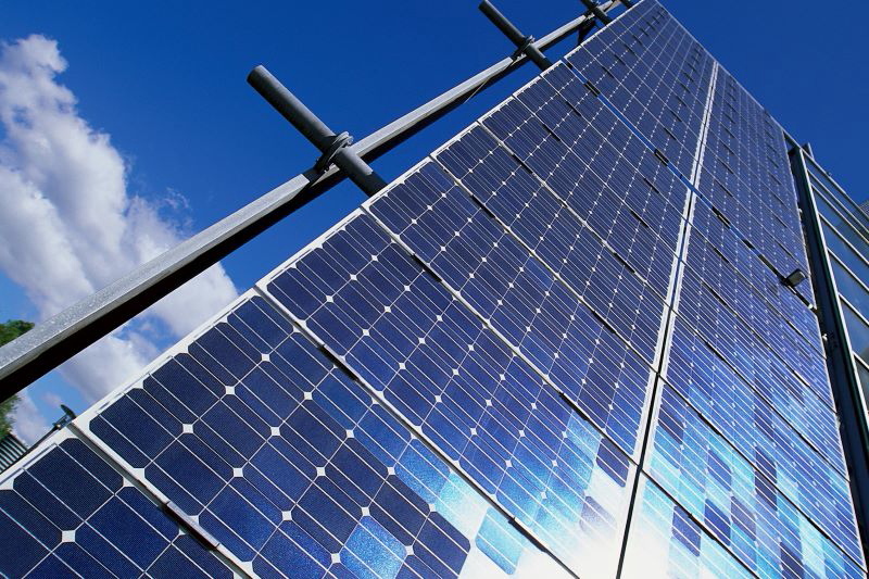 Solarmodule vor blauem Himmel