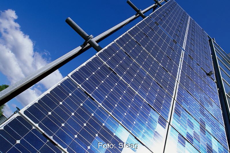 Solarmodule vor blauem Himmel