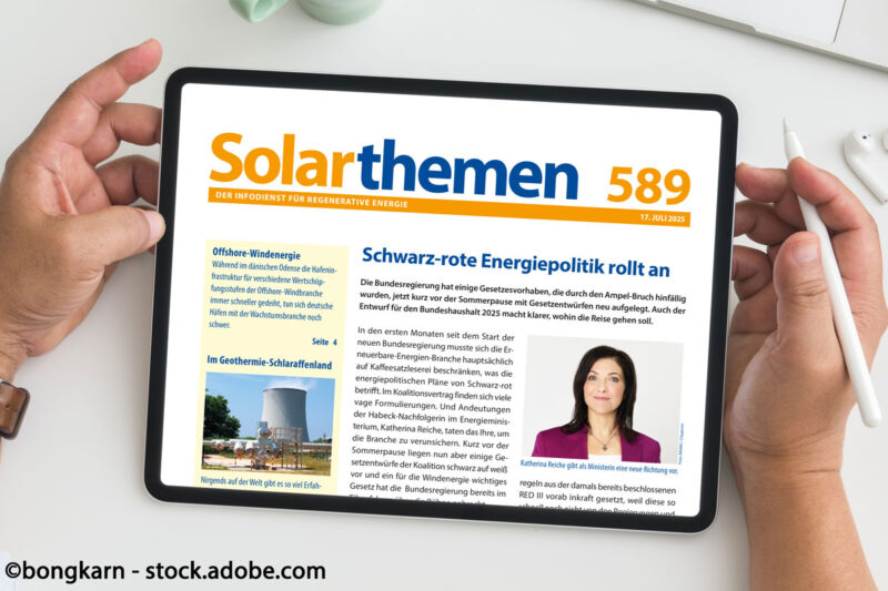 Titelbild der Solarthemen-Ausgabe 589 als E-Paper auf einem Tablet.