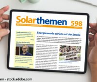 Titelseite der Solarthemen-Ausgabe 598 auf einem Tablet-Computer.
