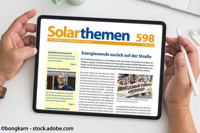 Titelseite der Solarthemen-Ausgabe 598 auf einem Tablet-Computer.