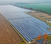 Luftbild eines Freiflächen-Solarparks auf landwirtschaftlichen Flächen.