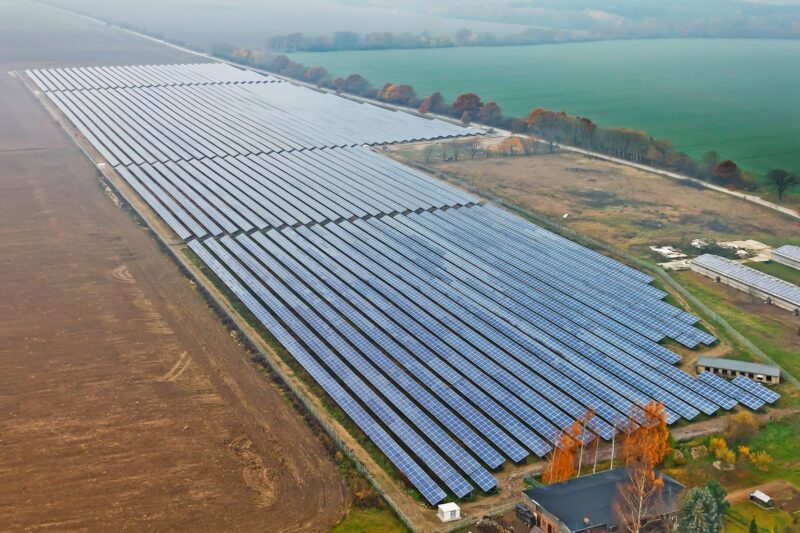 Luftbild eines Freiflächen-Solarparks auf landwirtschaftlichen Flächen.