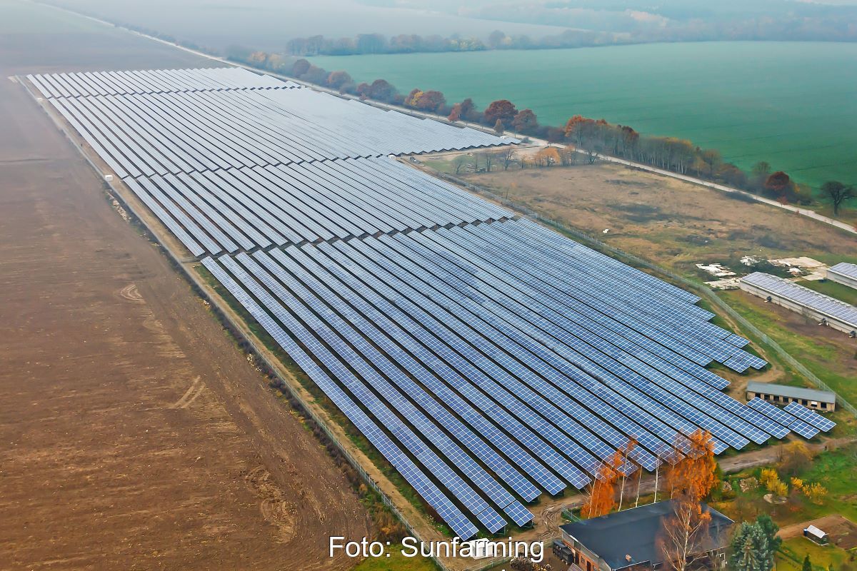 Luftbild eines Freiflächen-Solarparks auf landwirtschaftlichen Flächen.