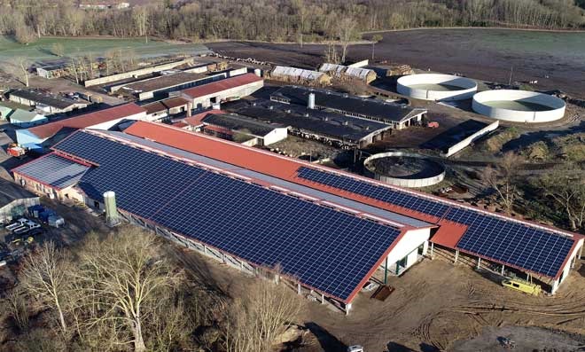 Zu sehen ist die von SUNfarming realisierte Photovoltaik-Dachanlage der Lindenberger Agrargenossenschaft.