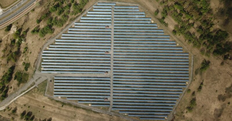 Zu sehen ist ein Solarpark, für solche Projekte wird die revolvierenden Kreditfazilität von Sunfarming benötigt.