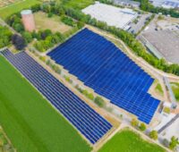 Zu sehen ist das Kollektorfeld der Solarthermie-Großanlage des Projektes SolarHeatGrid in Ludwigsburg-Kornwestheim.