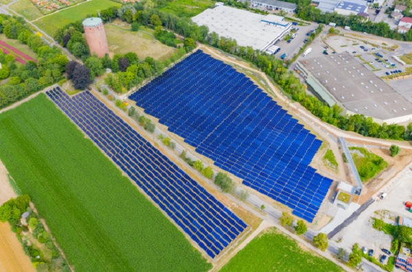 Zu sehen ist das Kollektorfeld der Solarthermie-Großanlage des Projektes SolarHeatGrid in Ludwigsburg-Kornwestheim.