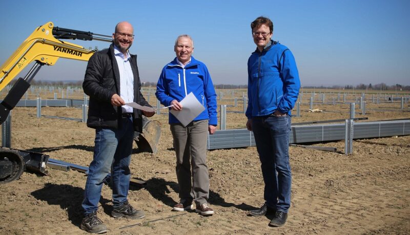 Zu sehen sind Vertreter der SWM beim Baustart der Photovoltaik-Freiflächenanlage in Niederhummel im Rahmen der Ausbauoffensive Erneuerbare Energien.