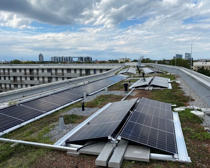 Zu sehen ist die Photovoltaik auf dem Dach des Gewofag-Gebäudes am Innsbrucker Ring in München.