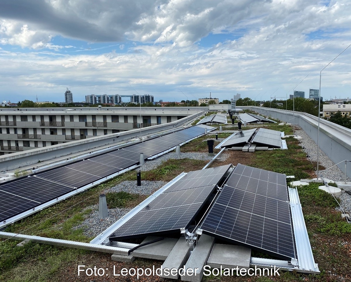 Zu sehen ist die Photovoltaik auf dem Dach des Gewofag-Gebäudes am Innsbrucker Ring in München.