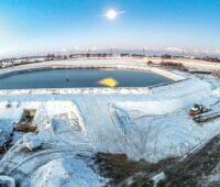 Speicherbecken, bereits wassergefüllt, aber noch ohne Abdeckung.