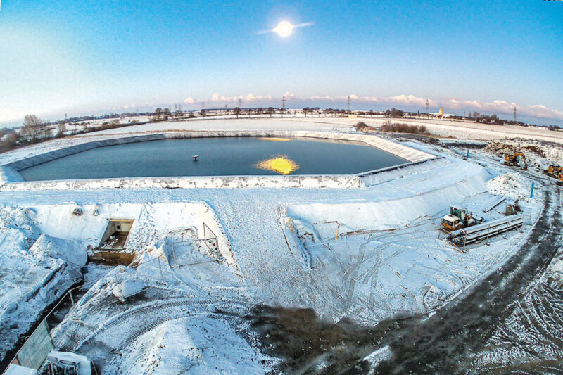 Speicherbecken, bereits wassergefüllt, aber noch ohne Abdeckung.