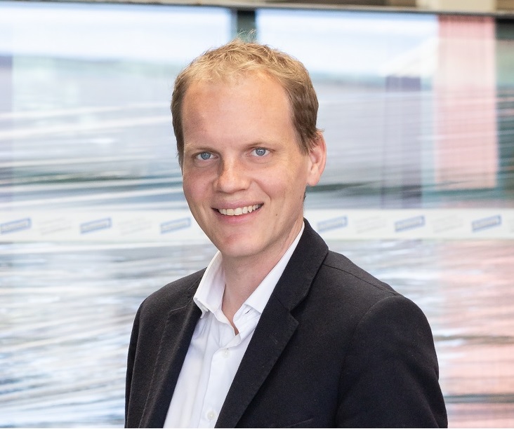 Zu sehen ist Samuel Schweizer, der die Leitung des Familienunternehmens Ernst Schweizer AG übernommen hat.
