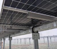 " Meter hohe PV-Trackeranlage auf winterlichem landwirtschaftlichem Feld.