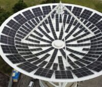 Satellitenschüssel mit innen liegenden PV-Modulen.