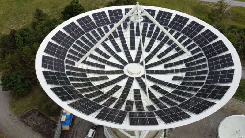 Satellitenschüssel mit innen liegenden PV-Modulen.