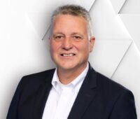 Im Bild ist Ralf Maus zu sehen, der als COO das Management des Photovoltaik-Montagesystemherstellers Schletter verstärkt.