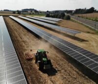 Im Bild eine Agri-PV-Anlage, der Hersteller für Photovoltaik-Montagesysteme Schletter bietet ein neues System für solche Solaranlagen an.