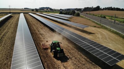 Im Bild eine Agri-PV-Anlage, der Hersteller für Photovoltaik-Montagesysteme Schletter bietet ein neues System für solche Solaranlagen an.