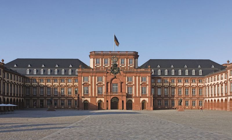 Die Fassade des Barockschloss Mannheim besteht aus rötlichem Sandstein