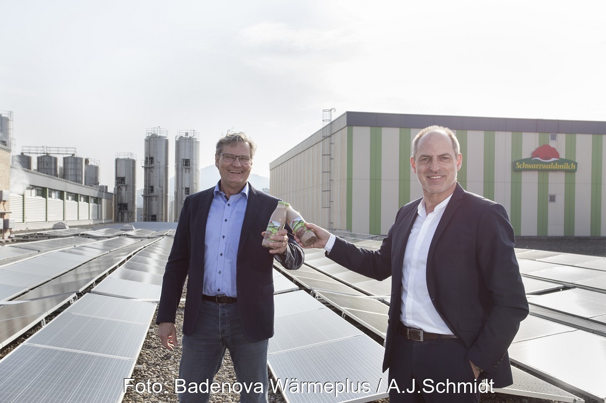 Zu sehen die Geschäftsführer Klaus Preiser von Badenova Wärmeplus und Andreas Schneider von Schwarzwaldmilch die sich zur Fertigstellung der Photovoltaik-Anlage auf dem Dach mit einem Milchprodukt zuprosten.