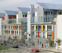 Zu sehen ist eine Gebäudezeile mit Gewerbeobjekten, die mit dem Solrif-Montagesystem ausgestattet ist.