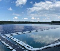 Eine schwimmende PV-Anlage auf einem See.